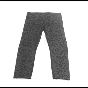 Lululemon Grey Leopard print Wunder Under Capris